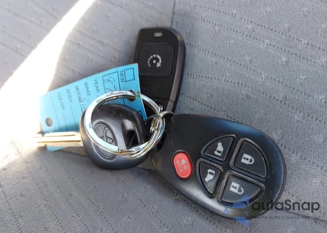 2017 Toyota Sienna Le 8 Passenger z USA, uszkodzony, nr VIN 5TDKZ3DC2HS813112